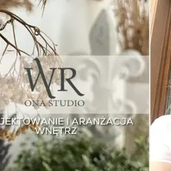 Portret kobiety z bukietem suszonych traw i logo "WR ONA STUDIO".
