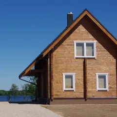 Jak prawidłowo ocieplić dom drewniany, aby uniknąć problemów z wilgocią