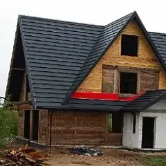 Jak przenieść dom drewniany? Kluczowe kroki i ukryte koszty