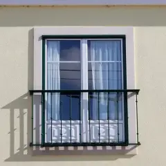 Balkon francuski przed czy po elewacji – co wybrać, aby zaoszczędzić?