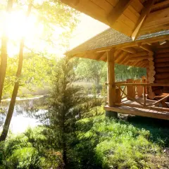 Czym pomalować dom z bali, aby zachować jego naturalne piękno?