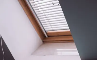Skuteczne sposoby na zasłonięcie okna dachowego przed słońcem