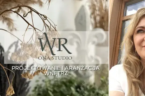 Portret kobiety z bukietem suszonych traw i logo "WR ONA STUDIO".