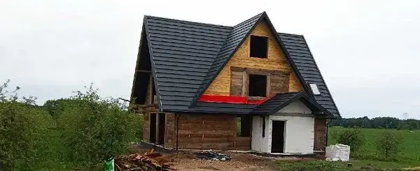 Jak przenieść dom drewniany? Kluczowe kroki i ukryte koszty