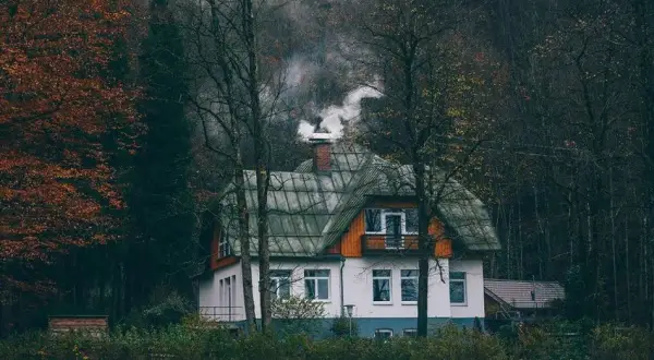 Jak ogrzać stary drewniany dom? Sprawdzone metody na oszczędności
