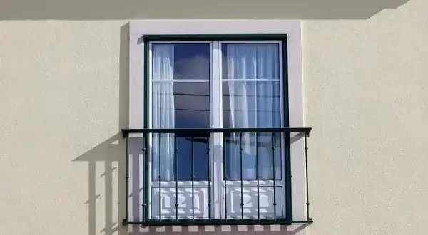 Balkon francuski przed czy po elewacji – co wybrać, aby zaoszczędzić?