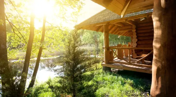 Czym pomalować dom z bali, aby zachować jego naturalne piękno?