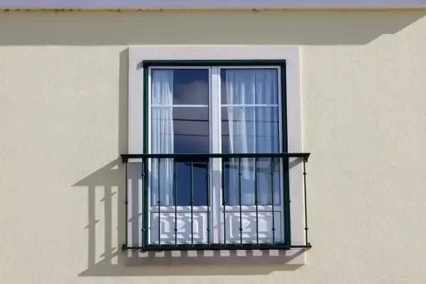 Balkon francuski przed czy po elewacji – co wybrać, aby zaoszczędzić?